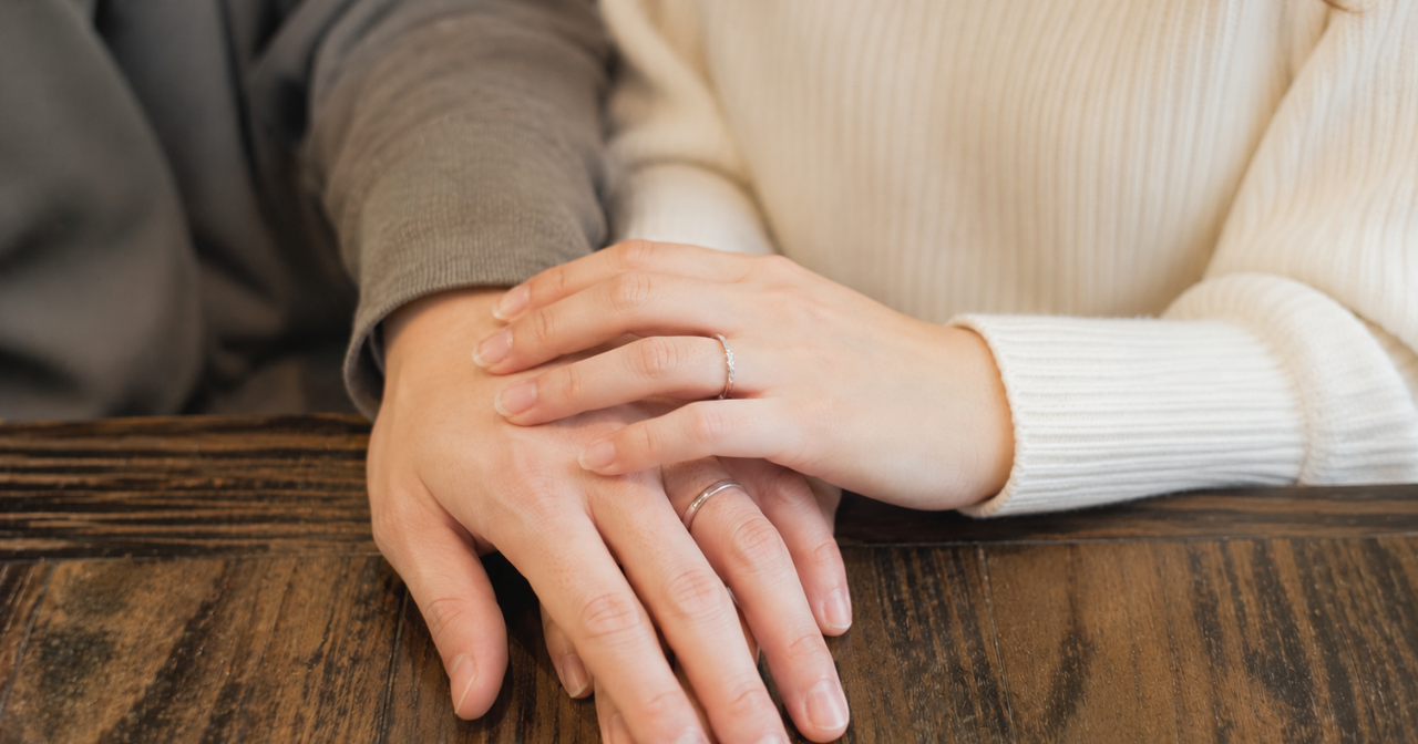 結婚指輪をはめる男女の手